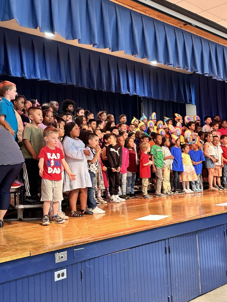 GAMS Hosts 1st Grade SingALong News NECSD